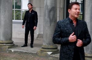 03-04-2017 SHOWBIZZ; GERARD JOLING EN TINO MARTIN MAKEN VIDEO CLIP. Gerard en Tino hebben samen het nummer LAAT ME LEVEN ingezongen en daarbij hoort natuurlijk een videoclip. Deze werd gemaakt op landgoed HUIS DE VOORST in EEFDE. Het is werkelijk een prachtig nummer geworden en Gerard en Tino zijn er erg blij mee. 10 April a.s.komt het nummer uit en is de video clip te zien. foto: Albert den Iseger