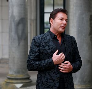 03-04-2017 SHOWBIZZ; GERARD JOLING EN TINO MARTIN MAKEN VIDEO CLIP. Gerard en Tino hebben samen het nummer LAAT ME LEVEN ingezongen en daarbij hoort natuurlijk een videoclip. Deze werd gemaakt op landgoed HUIS DE VOORST in EEFDE. Het is werkelijk een prachtig nummer geworden en Gerard en Tino zijn er erg blij mee. 10 April a.s.komt het nummer uit en is de video clip te zien. foto: Albert den Iseger