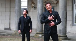 03-04-2017 SHOWBIZZ; GERARD JOLING EN TINO MARTIN MAKEN VIDEO CLIP. Gerard en Tino hebben samen het nummer LAAT ME LEVEN ingezongen en daarbij hoort natuurlijk een videoclip. Deze werd gemaakt op landgoed HUIS DE VOORST in EEFDE.
Het is werkelijk een prachtig nummer geworden en Gerard en Tino zijn er erg blij mee.
10 April a.s.komt het nummer uit en is de video clip te zien.
foto: Albert den Iseger