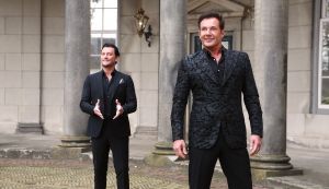 03-04-2017 SHOWBIZZ; GERARD JOLING EN TINO MARTIN MAKEN VIDEO CLIP. Gerard en Tino hebben samen het nummer LAAT ME LEVEN ingezongen en daarbij hoort natuurlijk een videoclip. Deze werd gemaakt op landgoed HUIS DE VOORST in EEFDE. Het is werkelijk een prachtig nummer geworden en Gerard en Tino zijn er erg blij mee. 10 April a.s.komt het nummer uit en is de video clip te zien. foto: Albert den Iseger