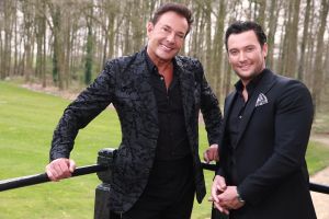 03-04-2017 SHOWBIZZ; GERARD JOLING EN TINO MARTIN MAKEN VIDEO CLIP. Gerard en Tino hebben samen het nummer LAAT ME LEVEN ingezongen en daarbij hoort natuurlijk een videoclip. Deze werd gemaakt op landgoed HUIS DE VOORST in EEFDE. Het is werkelijk een prachtig nummer geworden en Gerard en Tino zijn er erg blij mee. 10 April a.s.komt het nummer uit en is de video clip te zien. foto: Albert den Iseger