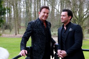 03-04-2017 SHOWBIZZ; GERARD JOLING EN TINO MARTIN MAKEN VIDEO CLIP. Gerard en Tino hebben samen het nummer LAAT ME LEVEN ingezongen en daarbij hoort natuurlijk een videoclip. Deze werd gemaakt op landgoed HUIS DE VOORST in EEFDE. Het is werkelijk een prachtig nummer geworden en Gerard en Tino zijn er erg blij mee. 10 April a.s.komt het nummer uit en is de video clip te zien. foto: Albert den Iseger