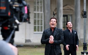 03-04-2017 SHOWBIZZ; GERARD JOLING EN TINO MARTIN MAKEN VIDEO CLIP. Gerard en Tino hebben samen het nummer LAAT ME LEVEN ingezongen en daarbij hoort natuurlijk een videoclip. Deze werd gemaakt op landgoed HUIS DE VOORST in EEFDE.
Het is werkelijk een prachtig nummer geworden en Gerard en Tino zijn er erg blij mee.
10 April a.s.komt het nummer uit en is de video clip te zien.
foto: Albert den Iseger