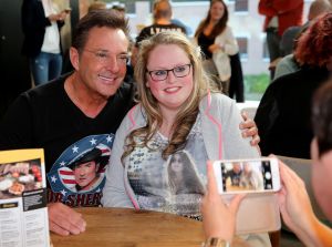 18-04-2017 SHOWBIZZ; GERARD JOLING OP HANDEN GEDRAGEN DOOR ZIJN TROUWSTE FANS. Gerard Joling organiseerde een fans diner om zo zijn fans te bedanken. Het werd weer een waar JOLING feest.
foto: Albert den Iseger