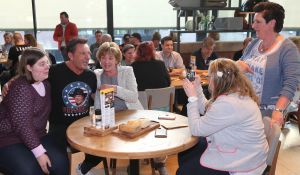 18-04-2017 SHOWBIZZ; GERARD JOLING OP HANDEN GEDRAGEN DOOR ZIJN TROUWSTE FANS. Gerard Joling organiseerde een fans diner om zo zijn fans te bedanken. Het werd weer een waar JOLING feest.
foto: Albert den Iseger