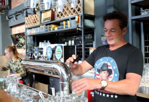 18-04-2017 SHOWBIZZ; GERARD JOLING OP HANDEN GEDRAGEN DOOR ZIJN TROUWSTE FANS. Gerard Joling organiseerde een fans diner om zo zijn fans te bedanken. Het werd weer een waar JOLING feest.
foto: Albert den Iseger