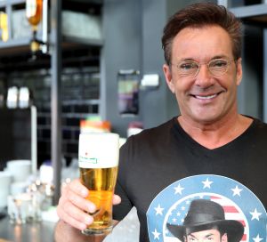 18-04-2017 SHOWBIZZ; GERARD JOLING OP HANDEN GEDRAGEN DOOR ZIJN TROUWSTE FANS. Gerard Joling organiseerde een fans diner om zo zijn fans te bedanken. Het werd weer een waar JOLING feest.
foto: Albert den Iseger