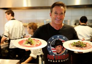 18-04-2017 SHOWBIZZ; GERARD JOLING OP HANDEN GEDRAGEN DOOR ZIJN TROUWSTE FANS. Gerard Joling organiseerde een fans diner om zo zijn fans te bedanken. Het werd weer een waar JOLING feest.
foto: Albert den Iseger