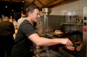 18-04-2017 SHOWBIZZ; GERARD JOLING OP HANDEN GEDRAGEN DOOR ZIJN TROUWSTE FANS. Gerard Joling organiseerde een fans diner om zo zijn fans te bedanken. Het werd weer een waar JOLING feest.
foto: Albert den Iseger