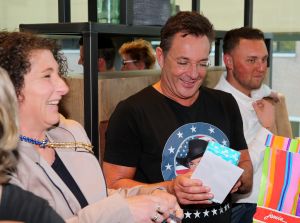 18-04-2017 SHOWBIZZ; GERARD JOLING OP HANDEN GEDRAGEN DOOR ZIJN TROUWSTE FANS. Gerard Joling organiseerde een fans diner om zo zijn fans te bedanken. Het werd weer een waar JOLING feest.
foto: Albert den Iseger