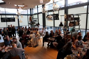 18-04-2017 SHOWBIZZ; GERARD JOLING OP HANDEN GEDRAGEN DOOR ZIJN TROUWSTE FANS. Gerard Joling organiseerde een fans diner om zo zijn fans te bedanken. Het werd weer een waar JOLING feest.
foto: Albert den Iseger