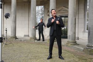 03-04-2017 SHOWBIZZ; GERARD JOLING EN TINO MARTIN MAKEN VIDEO CLIP. Gerard en Tino hebben samen het nummer LAAT ME LEVEN ingezongen en daarbij hoort natuurlijk een videoclip. Deze werd gemaakt op landgoed HUIS DE VOORST in EEFDE. Het is werkelijk een prachtig nummer geworden en Gerard en Tino zijn er erg blij mee. 10 April a.s.komt het nummer uit en is de video clip te zien. foto: Albert den Iseger