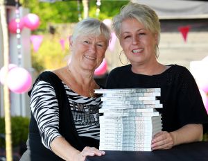 07-04-2017 SHOWBIZZ; KOOS EN JOKE ALBERTS MEER DAN TROTS OP HUN DOCHTER CHRISTA. Christa Krommenhoek heeft haar boek BESTEMMING BEREIKT met veel liefde overhandigt aan haar ouders Koos en Joke.
foto: Albert den Iseger