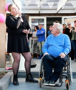 07-04-2017 SHOWBIZZ; KOOS EN JOKE ALBERTS MEER DAN TROTS OP HUN DOCHTER CHRISTA. Christa Krommenhoek heeft haar boek BESTEMMING BEREIKT met veel liefde overhandigt aan haar ouders Koos en Joke.
foto: Albert den Iseger