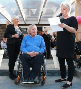 07-04-2017 SHOWBIZZ; KOOS EN JOKE ALBERTS MEER DAN TROTS OP HUN DOCHTER CHRISTA. Christa Krommenhoek heeft haar boek BESTEMMING BEREIKT met veel liefde overhandigt aan haar ouders Koos en Joke.
foto: Albert den Iseger