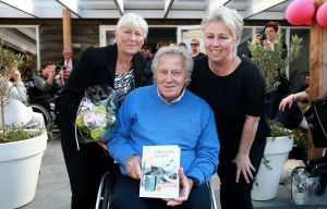 07-04-2017 SHOWBIZZ; KOOS EN JOKE ALBERTS MEER DAN TROTS OP HUN DOCHTER CHRISTA. Christa Krommenhoek heeft haar boek BESTEMMING BEREIKT met veel liefde overhandigt aan haar ouders Koos en Joke.
foto: Albert den Iseger