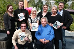 07-04-2017 SHOWBIZZ; KOOS EN JOKE ALBERTS MEER DAN TROTS OP HUN DOCHTER CHRISTA. Christa Krommenhoek heeft haar boek BESTEMMING BEREIKT met veel liefde overhandigt aan haar ouders Koos en Joke.
foto: Albert den Iseger