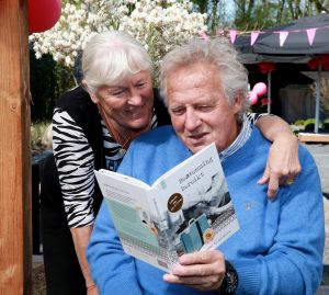 07-04-2017 SHOWBIZZ; KOOS EN JOKE ALBERTS MEER DAN TROTS OP HUN DOCHTER CHRISTA. Christa Krommenhoek heeft haar boek BESTEMMING BEREIKT met veel liefde overhandigt aan haar ouders Koos en Joke.
foto: Albert den Iseger