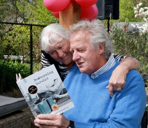 07-04-2017 SHOWBIZZ; KOOS EN JOKE ALBERTS MEER DAN TROTS OP HUN DOCHTER CHRISTA. Christa Krommenhoek heeft haar boek BESTEMMING BEREIKT met veel liefde overhandigt aan haar ouders Koos en Joke.
foto: Albert den Iseger