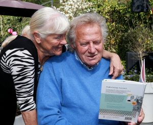 07-04-2017 SHOWBIZZ; KOOS EN JOKE ALBERTS MEER DAN TROTS OP HUN DOCHTER CHRISTA. Christa Krommenhoek heeft haar boek BESTEMMING BEREIKT met veel liefde overhandigt aan haar ouders Koos en Joke.
foto: Albert den Iseger