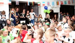 24-04-2017 SHOWBIZZ; O G3NE EN BUURMAN FRANS BAUER WEER OP BEZOEK OP LAGERE SCHOOL. Met een heuse video clip en een prachtig lied geschreven door FRANS BAUER werd het een gezellig feestje op de SPRINGPLANK school te Fijnaart.
foto: Albert den Iseger