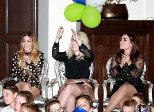 24-04-2017 SHOWBIZZ; O G3NE EN BUURMAN FRANS BAUER WEER OP BEZOEK OP LAGERE SCHOOL. Met een heuse video clip en een prachtig lied geschreven door FRANS BAUER werd het een gezellig feestje op de SPRINGPLANK school te Fijnaart.
foto: Albert den Iseger