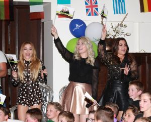 24-04-2017 SHOWBIZZ; O G3NE EN BUURMAN FRANS BAUER WEER OP BEZOEK OP LAGERE SCHOOL. Met een heuse video clip en een prachtig lied geschreven door FRANS BAUER werd het een gezellig feestje op de SPRINGPLANK school te Fijnaart.
foto: Albert den Iseger