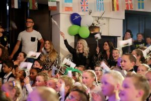 24-04-2017 SHOWBIZZ; O G3NE EN BUURMAN FRANS BAUER WEER OP BEZOEK OP LAGERE SCHOOL. Met een heuse video clip en een prachtig lied geschreven door FRANS BAUER werd het een gezellig feestje op de SPRINGPLANK school te Fijnaart.
foto: Albert den Iseger