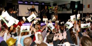 24-04-2017 SHOWBIZZ; O G3NE EN BUURMAN FRANS BAUER WEER OP BEZOEK OP LAGERE SCHOOL. Met een heuse video clip en een prachtig lied geschreven door FRANS BAUER werd het een gezellig feestje op de SPRINGPLANK school te Fijnaart.
foto: Albert den Iseger