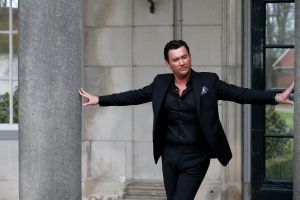 03-04-2017 SHOWBIZZ; GERARD JOLING EN TINO MARTIN MAKEN VIDEO CLIP. Gerard en Tino hebben samen het nummer LAAT ME LEVEN ingezongen en daarbij hoort natuurlijk een videoclip. Deze werd gemaakt op landgoed HUIS DE VOORST in EEFDE. Het is werkelijk een prachtig nummer geworden en Gerard en Tino zijn er erg blij mee. 10 April a.s.komt het nummer uit en is de video clip te zien. foto: Albert den Iseger