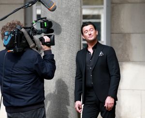 03-04-2017 SHOWBIZZ; GERARD JOLING EN TINO MARTIN MAKEN VIDEO CLIP. Gerard en Tino hebben samen het nummer LAAT ME LEVEN ingezongen en daarbij hoort natuurlijk een videoclip. Deze werd gemaakt op landgoed HUIS DE VOORST in EEFDE. Het is werkelijk een prachtig nummer geworden en Gerard en Tino zijn er erg blij mee. 10 April a.s.komt het nummer uit en is de video clip te zien. foto: Albert den Iseger