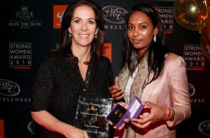 09-04-2018 SHOWBIZZ; THE STRONG WOMAN AWARD 2018 IS GEWONNEN DOOR ANNEMARIE VAN GAAL. In Grand Hotel Huis ter Duin te noordwijk was dit jaar de verkiezing van the strong woman of 2018. Vele bekende dames uit de Showbizz waren aanwezig. Annemarie van Gaal won de Award die werd uitgereikt door Bibian Mental de winnares van vorig jaar. Betty de Groot kan weer terug kijken op een gezellige en heerlijk middag.
foto: Albert den Iseger