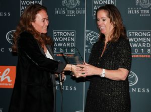 09-04-2018 SHOWBIZZ; THE STRONG WOMAN AWARD 2018 IS GEWONNEN DOOR ANNEMARIE VAN GAAL. In Grand Hotel Huis ter Duin te noordwijk was dit jaar de verkiezing van the strong woman of 2018. Vele bekende dames uit de Showbizz waren aanwezig. Annemarie van Gaal won de Award die werd uitgereikt door Bibian Mental de winnares van vorig jaar. Betty de Groot kan weer terug kijken op een gezellige en heerlijk middag.
foto: Albert den Iseger