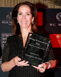 09-04-2018 SHOWBIZZ; THE STRONG WOMAN AWARD 2018 IS GEWONNEN DOOR ANNEMARIE VAN GAAL. In Grand Hotel Huis ter Duin te noordwijk was dit jaar de verkiezing van the strong woman of 2018. Vele bekende dames uit de Showbizz waren aanwezig. Annemarie van Gaal won de Award die werd uitgereikt door Bibian Mental de winnares van vorig jaar. Betty de Groot kan weer terug kijken op een gezellige en heerlijk middag.
foto: Albert den Iseger