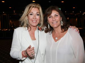 09-04-2018 SHOWBIZZ; THE STRONG WOMAN AWARD 2018 IS GEWONNEN DOOR ANNEMARIE VAN GAAL. In Grand Hotel Huis ter Duin te noordwijk was dit jaar de verkiezing van the strong woman of 2018. Vele bekende dames uit de Showbizz waren aanwezig. Annemarie van Gaal won de Award die werd uitgereikt door Bibian Mental de winnares van vorig jaar. Betty de Groot kan weer terug kijken op een gezellige en heerlijk middag.
foto: Albert den Iseger