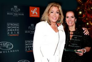 09-04-2018 SHOWBIZZ; THE STRONG WOMAN AWARD 2018 IS GEWONNEN DOOR ANNEMARIE VAN GAAL. In Grand Hotel Huis ter Duin te noordwijk was dit jaar de verkiezing van the strong woman of 2018. Vele bekende dames uit de Showbizz waren aanwezig. Annemarie van Gaal won de Award die werd uitgereikt door Bibian Mental de winnares van vorig jaar. Betty de Groot kan weer terug kijken op een gezellige en heerlijk middag.
foto: Albert den Iseger