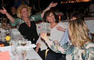 09-04-2018 SHOWBIZZ; THE STRONG WOMAN AWARD 2018 IS GEWONNEN DOOR ANNEMARIE VAN GAAL. In Grand Hotel Huis ter Duin te noordwijk was dit jaar de verkiezing van the strong woman of 2018. Vele bekende dames uit de Showbizz waren aanwezig. Annemarie van Gaal won de Award die werd uitgereikt door Bibian Mental de winnares van vorig jaar. Betty de Groot kan weer terug kijken op een gezellige en heerlijk middag.
foto: Albert den Iseger