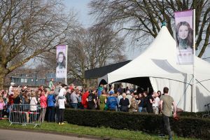 08-04-2018 SHOWBIZZ; MAAN DE STEENWINKEL BEGINT ZOMER MET EIGEN IJSMAANCARONS. Maan heeft deze zomer haar eigen Maanijscarons in wel 3 verschillende smaken. Ijssalon DI FIORENTINA te Heiloo verkoopt ze.
foto: Albert den Iseger