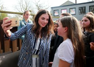 08-04-2018 SHOWBIZZ; MAAN DE STEENWINKEL BEGINT ZOMER MET EIGEN IJSMAANCARONS. Maan heeft deze zomer haar eigen Maanijscarons in wel 3 verschillende smaken. Ijssalon DI FIORENTINA te Heiloo verkoopt ze.
foto: Albert den Iseger