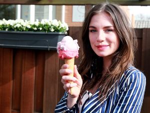 08-04-2018 SHOWBIZZ; MAAN DE STEENWINKEL BEGINT ZOMER MET EIGEN IJSMAANCARONS. Maan heeft deze zomer haar eigen Maanijscarons in wel 3 verschillende smaken. Ijssalon DI FIORENTINA te Heiloo verkoopt ze.
foto: Albert den Iseger