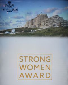 09-04-2018 SHOWBIZZ; THE STRONG WOMAN AWARD 2018 IS GEWONNEN DOOR ANNEMARIE VAN GAAL. In Grand Hotel Huis ter Duin te noordwijk was dit jaar de verkiezing van the strong woman of 2018. Vele bekende dames uit de Showbizz waren aanwezig. Annemarie van Gaal won de Award die werd uitgereikt door Bibian Mental de winnares van vorig jaar. Betty de Groot kan weer terug kijken op een gezellige en heerlijk middag.
foto: Albert den Iseger