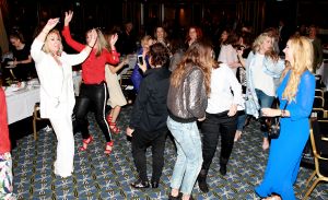 09-04-2018 SHOWBIZZ; THE STRONG WOMAN AWARD 2018 IS GEWONNEN DOOR ANNEMARIE VAN GAAL. In Grand Hotel Huis ter Duin te noordwijk was dit jaar de verkiezing van the strong woman of 2018. Vele bekende dames uit de Showbizz waren aanwezig. Annemarie van Gaal won de Award die werd uitgereikt door Bibian Mental de winnares van vorig jaar. Betty de Groot kan weer terug kijken op een gezellige en heerlijk middag.
foto: Albert den Iseger