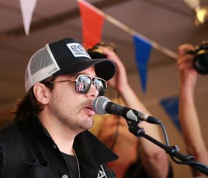 21-04-2018 SHOWBIZZ; WAYLON VIERT RECORD STORE DAY IN ALKMAAR.In het kader van de wereldwijde Record Story Day op zaterdag, had ook Pop-Eye/Velvet Music een hele reeks optredens geprogrammeerd. Voor deze dag, die een ode is aan de onafhankelijke platenzaken en de muziek zelf, had de Alkmaarse platenzaak onder andere Waylon weten te strikken.
foto: Albert den Iseger