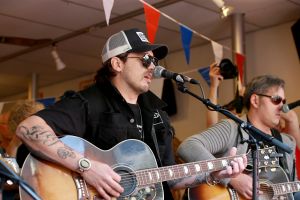 21-04-2018 SHOWBIZZ; WAYLON VIERT RECORD STORE DAY IN ALKMAAR.In het kader van de wereldwijde Record Story Day op zaterdag, had ook Pop-Eye/Velvet Music een hele reeks optredens geprogrammeerd. Voor deze dag, die een ode is aan de onafhankelijke platenzaken en de muziek zelf, had de Alkmaarse platenzaak onder andere Waylon weten te strikken.
foto: Albert den Iseger