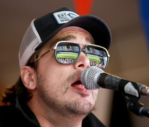 21-04-2018 SHOWBIZZ; WAYLON VIERT RECORD STORE DAY IN ALKMAAR.In het kader van de wereldwijde Record Story Day op zaterdag, had ook Pop-Eye/Velvet Music een hele reeks optredens geprogrammeerd. Voor deze dag, die een ode is aan de onafhankelijke platenzaken en de muziek zelf, had de Alkmaarse platenzaak onder andere Waylon weten te strikken.
foto: Albert den Iseger