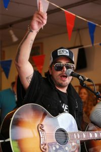 21-04-2018 SHOWBIZZ; WAYLON VIERT RECORD STORE DAY IN ALKMAAR.In het kader van de wereldwijde Record Story Day op zaterdag, had ook Pop-Eye/Velvet Music een hele reeks optredens geprogrammeerd. Voor deze dag, die een ode is aan de onafhankelijke platenzaken en de muziek zelf, had de Alkmaarse platenzaak onder andere Waylon weten te strikken.
foto: Albert den Iseger