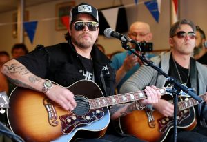 21-04-2018 SHOWBIZZ; WAYLON VIERT RECORD STORE DAY IN ALKMAAR.In het kader van de wereldwijde Record Story Day op zaterdag, had ook Pop-Eye/Velvet Music een hele reeks optredens geprogrammeerd. Voor deze dag, die een ode is aan de onafhankelijke platenzaken en de muziek zelf, had de Alkmaarse platenzaak onder andere Waylon weten te strikken.
foto: Albert den Iseger