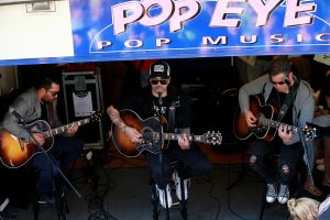 21-04-2018 SHOWBIZZ; WAYLON VIERT RECORD STORE DAY IN ALKMAAR.In het kader van de wereldwijde Record Story Day op zaterdag, had ook Pop-Eye/Velvet Music een hele reeks optredens geprogrammeerd. Voor deze dag, die een ode is aan de onafhankelijke platenzaken en de muziek zelf, had de Alkmaarse platenzaak onder andere Waylon weten te strikken.
foto: Albert den Iseger