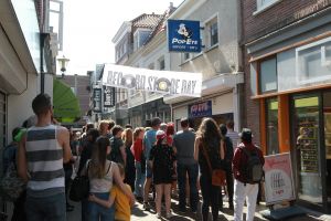 21-04-2018 SHOWBIZZ; WAYLON VIERT RECORD STORE DAY IN ALKMAAR.In het kader van de wereldwijde Record Story Day op zaterdag, had ook Pop-Eye/Velvet Music een hele reeks optredens geprogrammeerd. Voor deze dag, die een ode is aan de onafhankelijke platenzaken en de muziek zelf, had de Alkmaarse platenzaak onder andere Waylon weten te strikken.
foto: Albert den Iseger