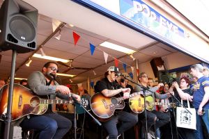 21-04-2018 SHOWBIZZ; WAYLON VIERT RECORD STORE DAY IN ALKMAAR.In het kader van de wereldwijde Record Story Day op zaterdag, had ook Pop-Eye/Velvet Music een hele reeks optredens geprogrammeerd. Voor deze dag, die een ode is aan de onafhankelijke platenzaken en de muziek zelf, had de Alkmaarse platenzaak onder andere Waylon weten te strikken.
foto: Albert den Iseger